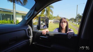 Hot Client Sabrina Sucks & Fucks Deliveryman JMac - 激情的妓女高清 BIGWHORE.COM