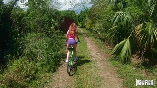 Outdoor Blowjob & Cowgirl with Busty Kara Lee - puttane appassionate in HD BIGWHORE.COM