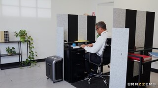 Threesome at the Office with Big Asses - putains passionnées en HD BIGWHORE.COM