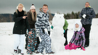 Lesbian Snow Fun - Warm and Steamy - putains passionnées en HD BIGWHORE.COM