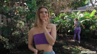 Teen Latina Gets Spanked in the Yard - namiętne dziwki w HD BIGWHORE.COM