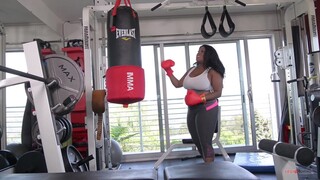 Interracial Gym Sex: Black Girl with Big Tits Fucked - HDの情熱的な娼婦 BIGWHORE.COM