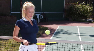 Outdoor Blowjob with Kagney Linn Karter's Athletic Body - putains passionnées en HD BIGWHORE.COM