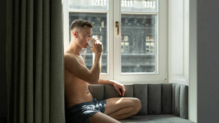 Shaved and Ready: Charlie Dean's Solo Striptease - putains passionnées en HD BIGWHORE.COM